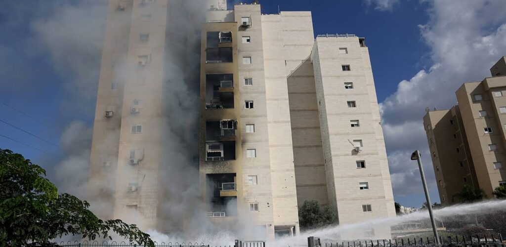 Woningen vatten vlam bij raketaanval bij Ashkelon, Zuid-Israël, op 7 oktober 2023.