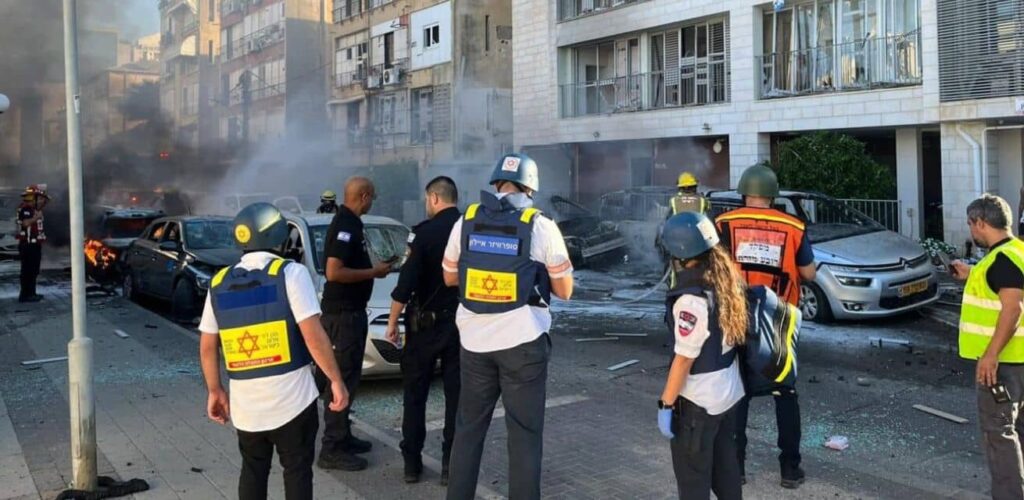 Rode-Kruis-in-Israel-helpt-getroffenen-conflict