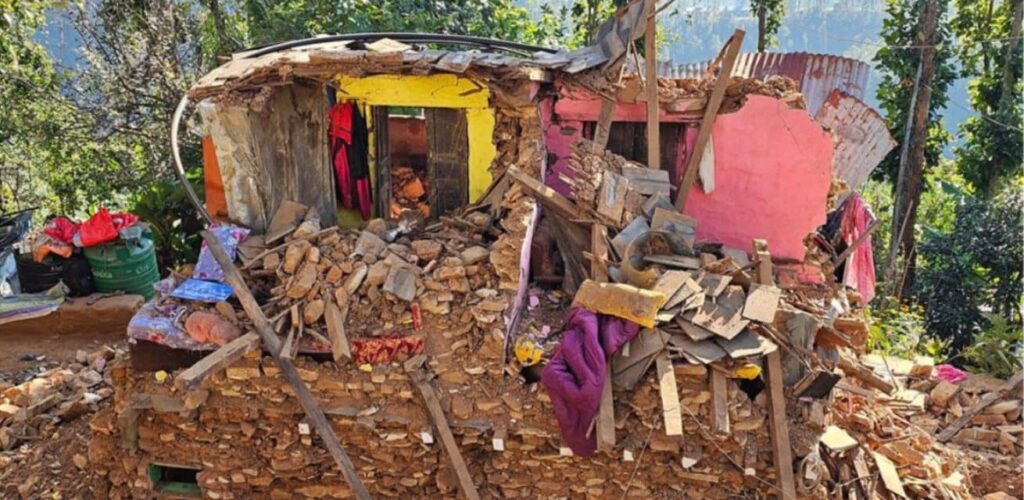 Huizen zijn beschadigd na de aardbeving in Nepal.