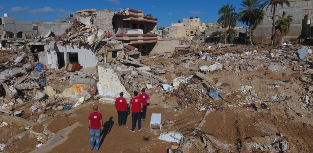 Rode Kruis hulpverleners in lopen door puin in Libië na storm Daniel