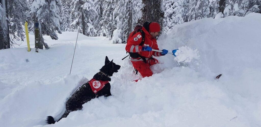Het Rode Kruis in Oostenrijk helpt skiërs tijdens hun wintersport.