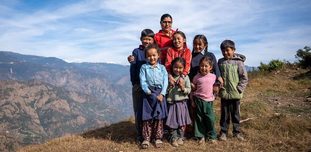 Mobiliteitsmedewerker Muna in Okhaldhunga, samen met de kinderen die zij lesgeeft - Rode Kruis Nepal