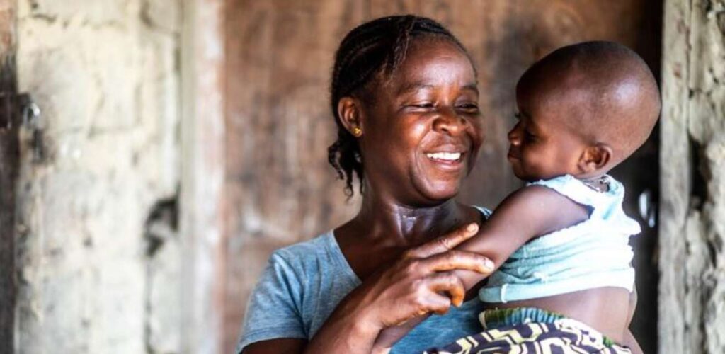 Moeder met kind gebeten door malaria.