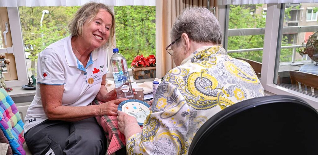 wat kunnen ouderen doen tegen hitte gratis folder rode kruis