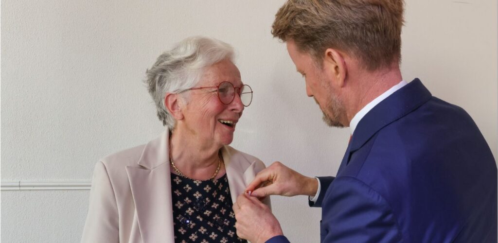 Prins Pieter-Christaan geeft Medaille van Verdienste aan Rode Kruiser