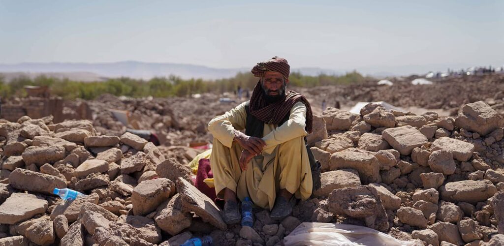 Man op puin in Afghanistan na aardbeving - Rode Kruis