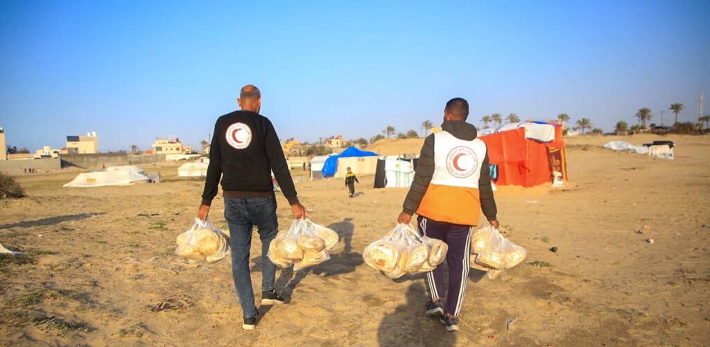Team van PCRS deelt brood uit in Gaza - Rode Kruis