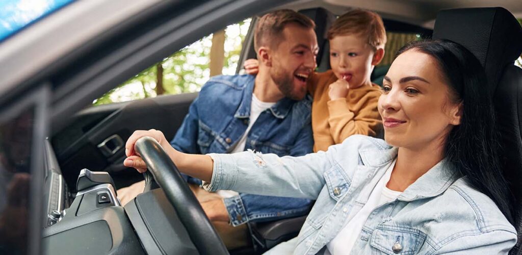 Familie rijdt via drukke wegen de vakantiebestemming tegemoet
