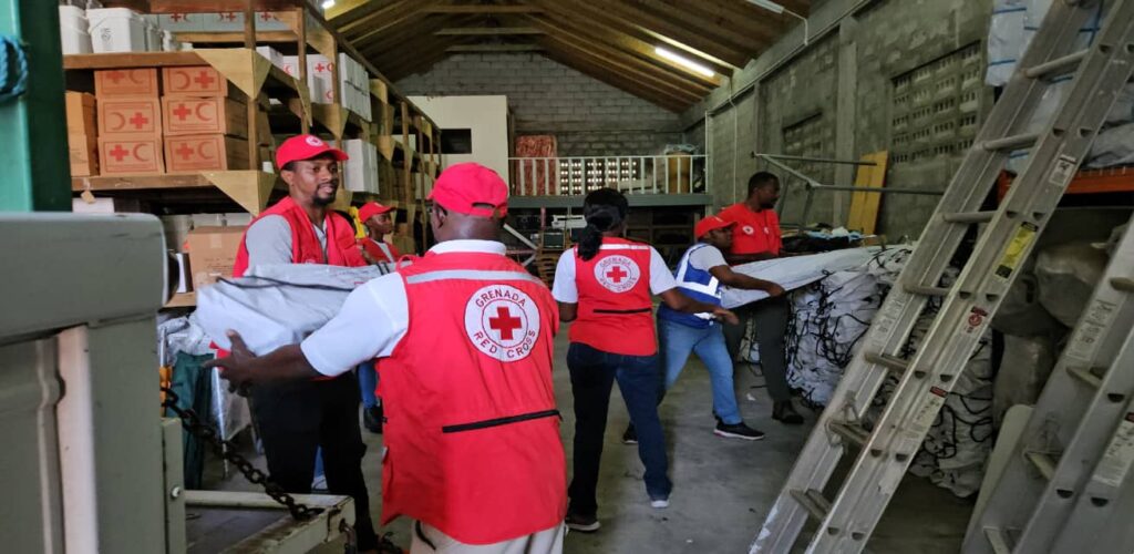 Rode Kruis-vrijwilligers op Grenada helpen na orkaan Beryl.