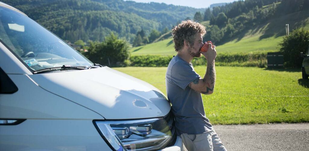 Vakantieganger neemt pauze tijdens een lange autorit