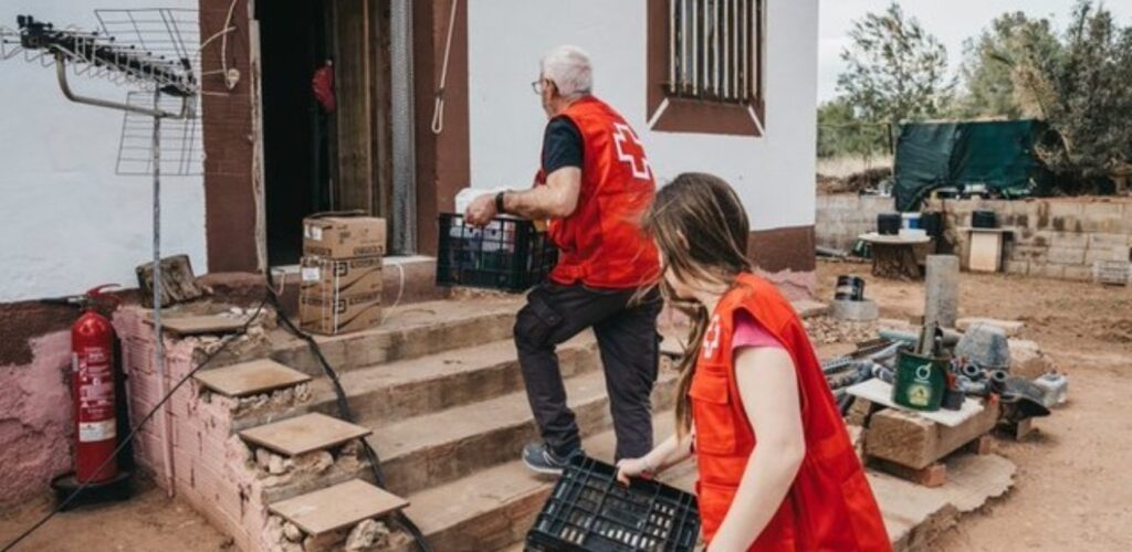 Hulpverleners helpen families na de overstromingen in Spanje.
