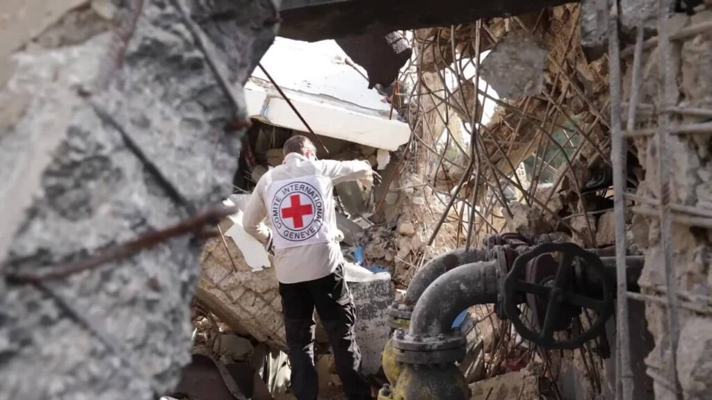 Het Internationale Comité van het Rode Kruis (ICRC) loopt door de verwoestingen in Zuid-Libanon na het akkoord over de staakt-het-vuren.