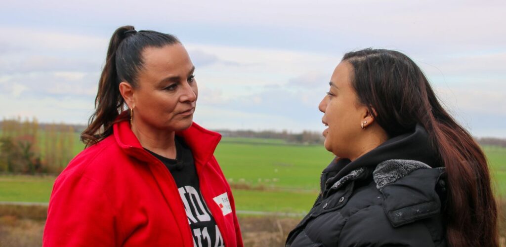 Trijntje Oosterhuis spreekt namens het Rode Kruis met Amparo, die in voedselnood leeft.