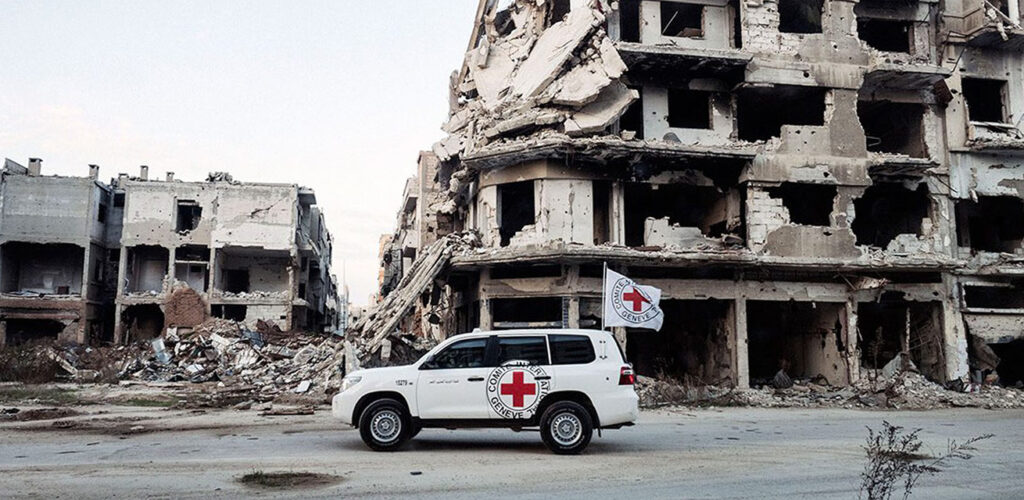 ICRC auto in verwoest conflictgebied Midden-Oosten - Rode Kruis