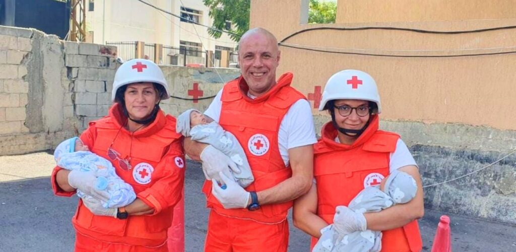 Libanon Rode Kruis hulpverleners met baby's