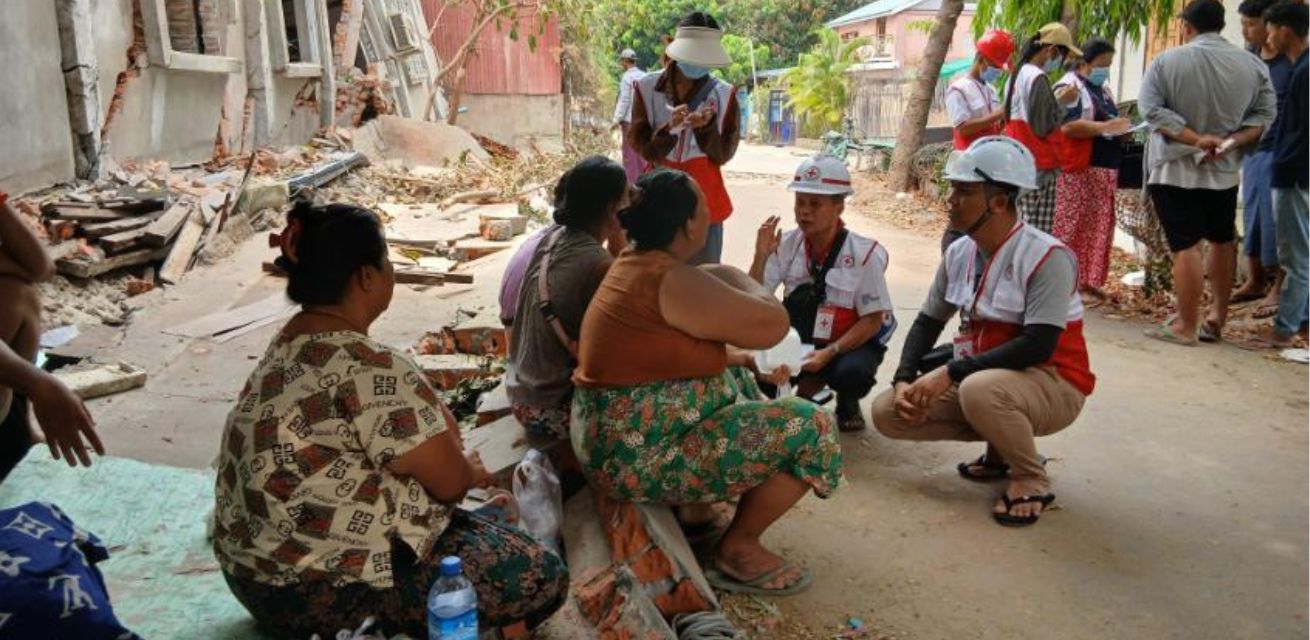 Rode Kruis-vrijwilligers bieden hulp in Myanmar na de aardbeving van 28 maart 2025.