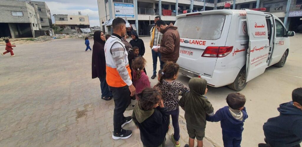 De Palestijnse Rode Halve Maan (PRCS) ondersteunt bij een vaccinatieprogramma voor kinderen in Gaza.