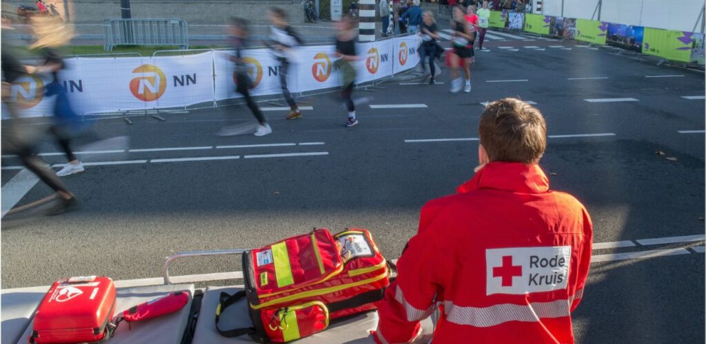 Rode Kruis vrijwilligers langs de route van de Marathon van Rotterdam.