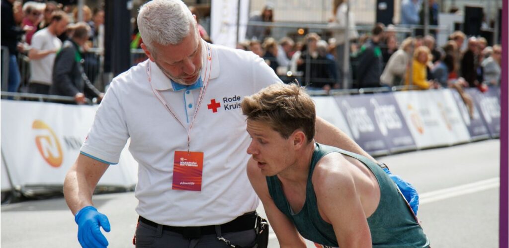 Langs de hele route staan hulpverleners van het Rode Kruis om renners weer verder op weg te helpen richting de finish.