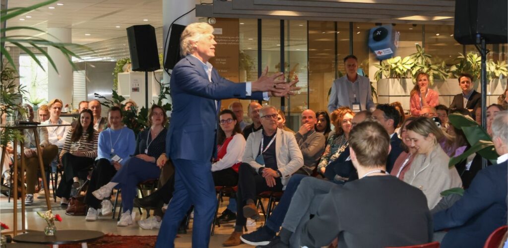 Roelof Hemmen als Rode Kruis ambassadeur in gesprek met bedrijven over samenwerken