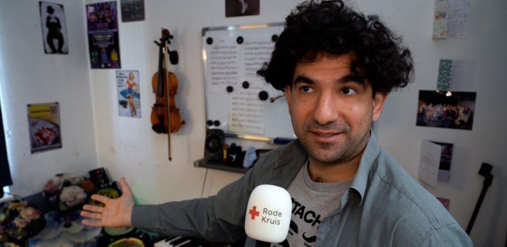 Andreas in zijn muziekruimte waar hij oefent