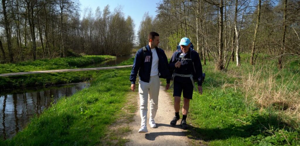 Jan oefent voor zijn wandeltocht waarmee hij geld inzamelt voor het Rode Kruis.