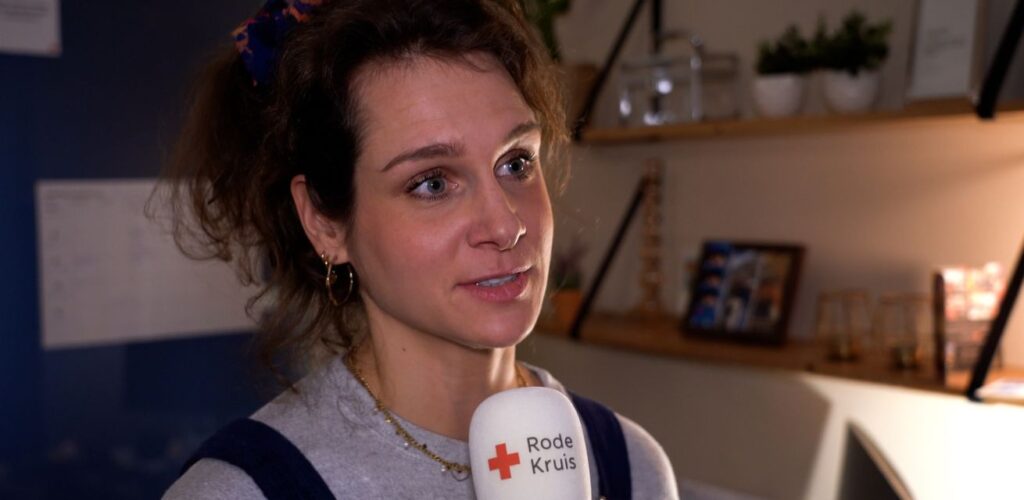 Nicole bereidt zich voor op haar reis naar Rwanda om geld in te zamelen voor het Rode Kruis.