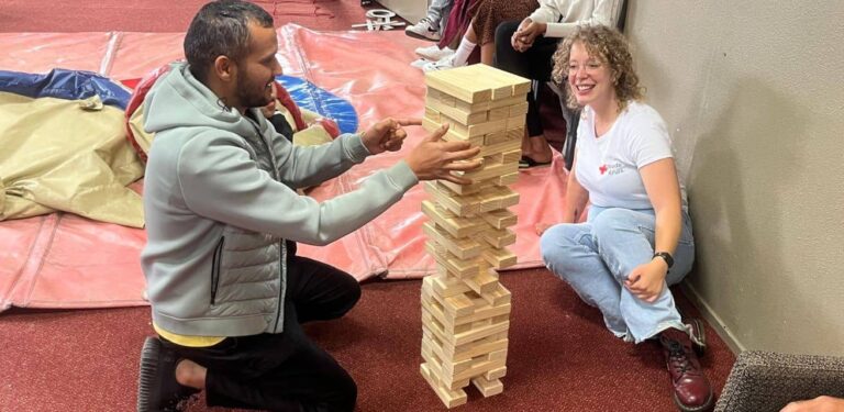 Een nieuw thuis begint met een goed gesprek (of een potje Jenga) - Rode