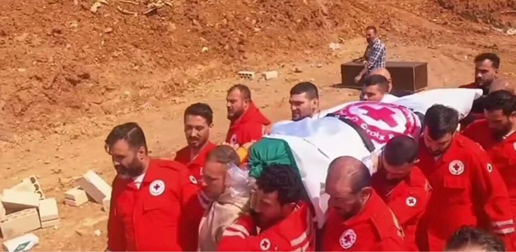 Het afscheid van Hassan Badawi. Collega's van het Libanese Rode Kruis dragen zijn lichaam.