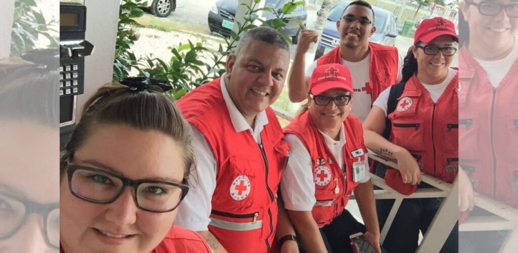 Tracey (links) oefent samen met Rode Kruis collega's ter voorbereiding op een orkaan in de Cariben.