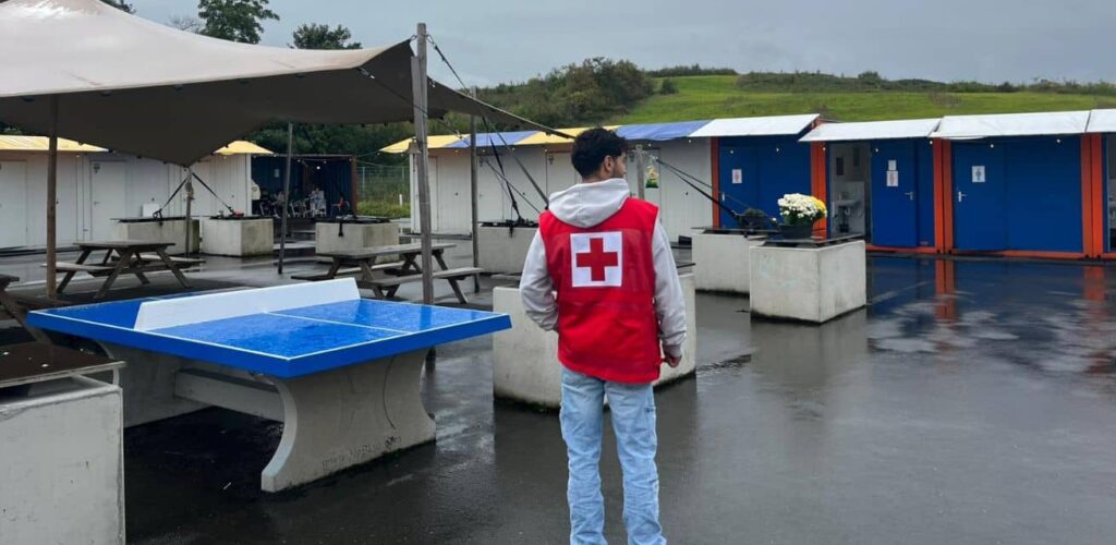 Hulpverlener van het Rode Kruis in de crisis noodopvang in Westervoort