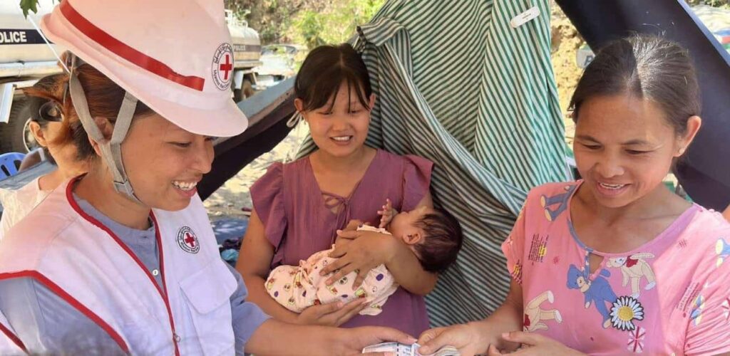 May Tha Gyan, vrijwilliger bij het Rode Kruis. Zelf verloor veel door de aardbeving, maar redde honderden levens