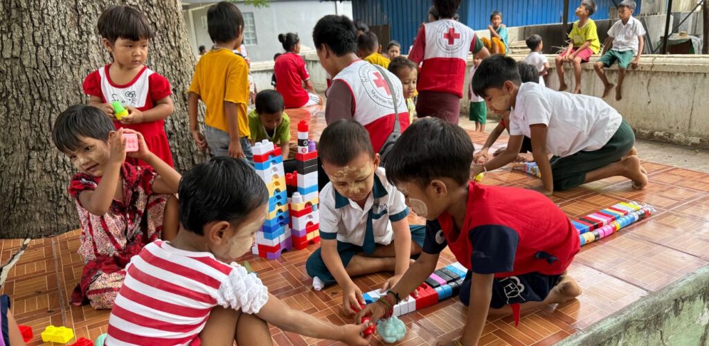 Na de aardbeving in Myanmar heeft het Rode Kruis kindvriendelijke plekken opgezet, om kinderen die alles zijn kwijtgeraakt te vermaken