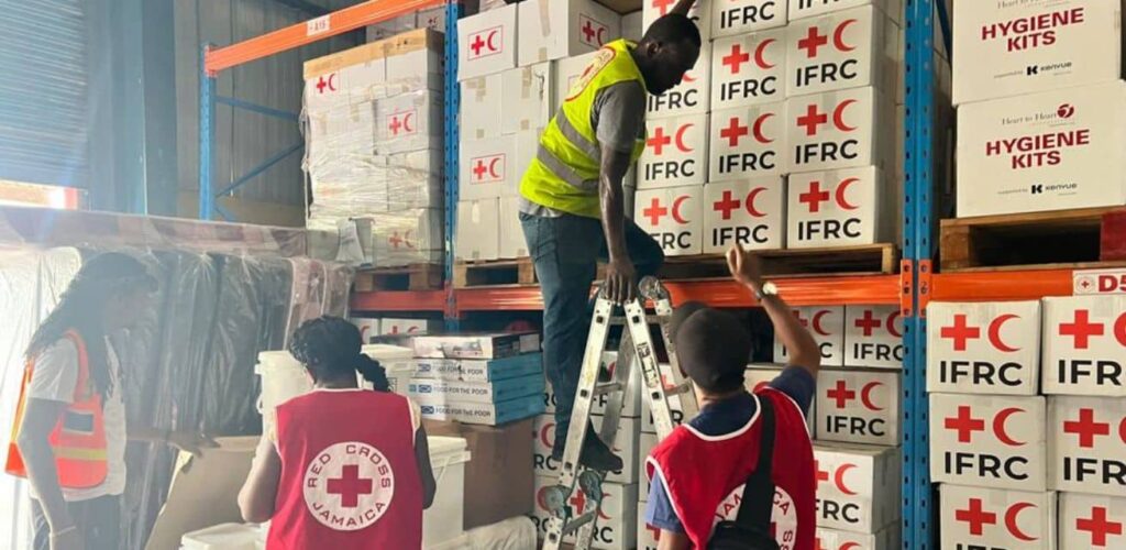 Hulpverleners van het Rode Kruis in Jamaica verzamelen vast hulppakketten voorafgaand orkaan Melissa