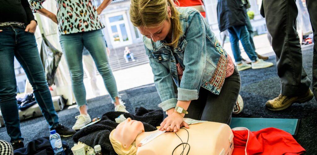 Reanimatie met AED. Zo plak je de elektroden op het lichaam.
