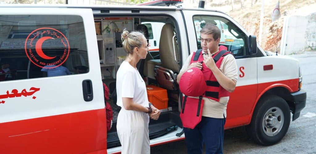 Floortje Dessing in gesprek met hulpverlener Palestijnse Rode Halve Maan