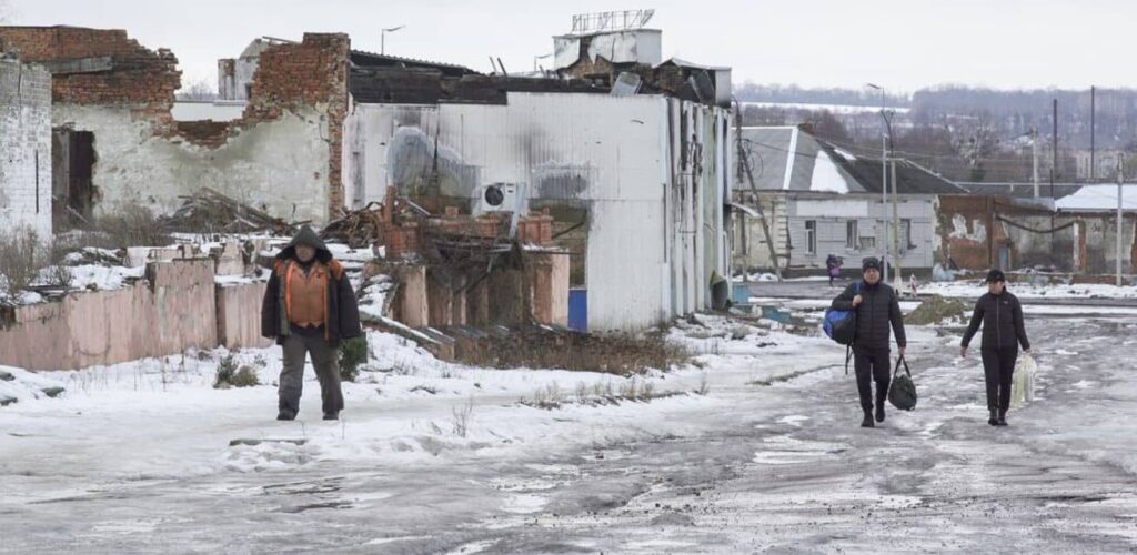 19 november 2025, Soemy. De winter in Oekraine is aangebroken. Veel mensen hebben nu extra hulp nodig, zoals ouderen die moeilijk hun huis uit kunnen of mensen die geen gas meer hebben om hun huis te verwarmen.