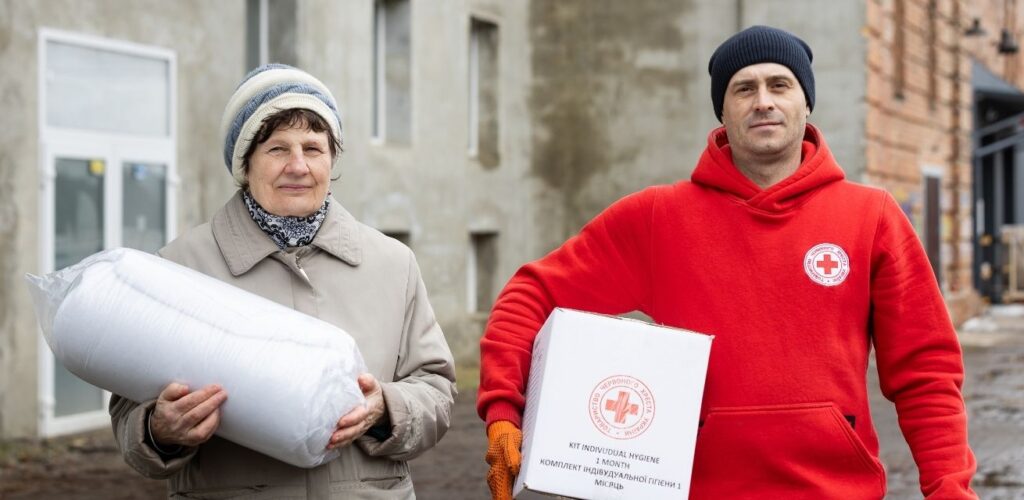 Valentina krijgt hulp van het Rode Kruis om de winter door te komen.