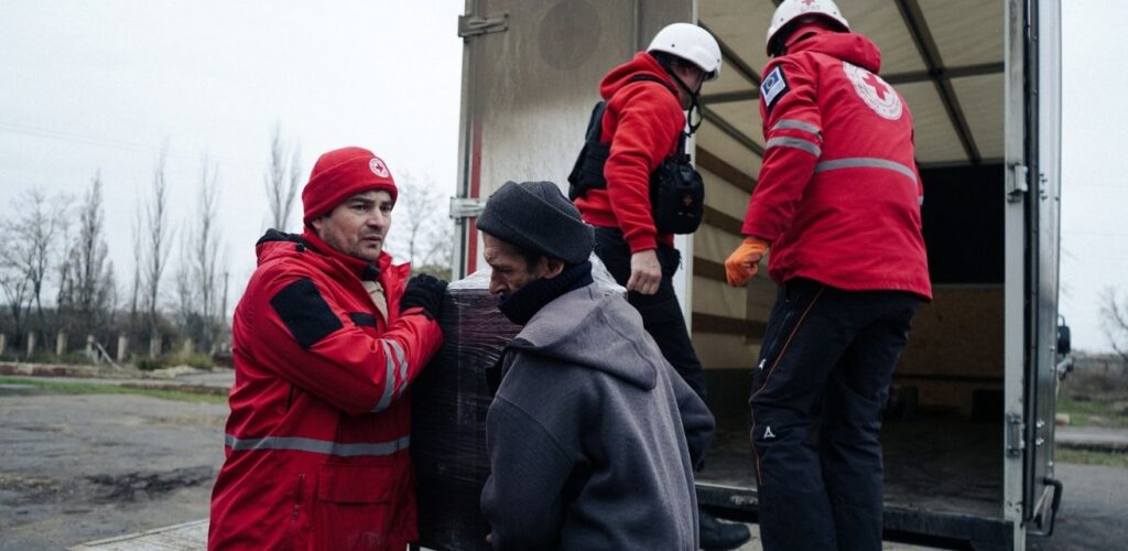 Het Rode Kruis helpt met voedselpakketten uitdelen.