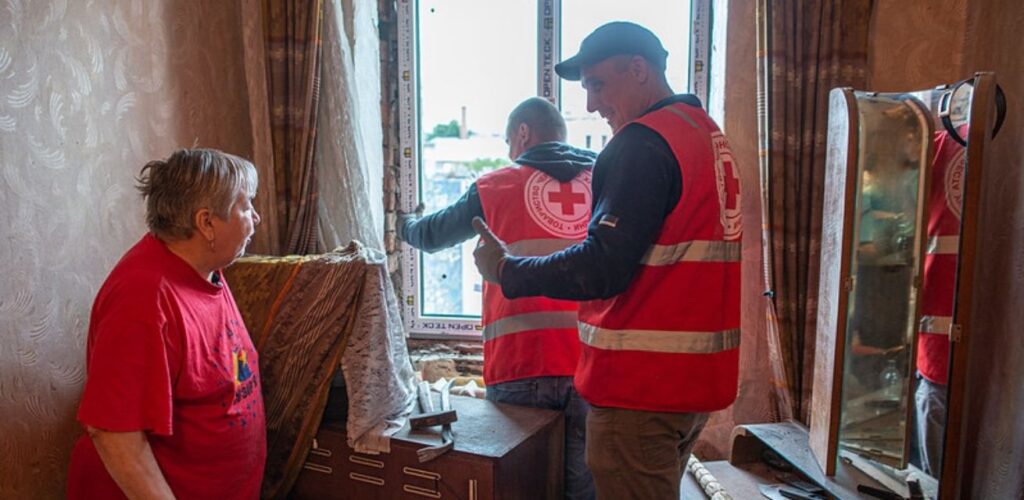 Het Rode Kruis isoleert beschadigde woningen tegen de kou in de winter.