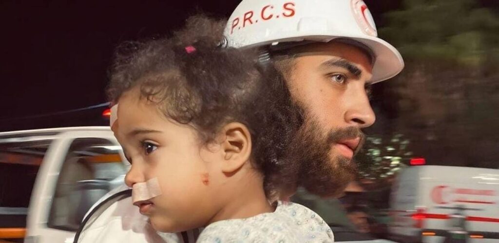 Rode Kruis hulpverlener met kind in Gaza