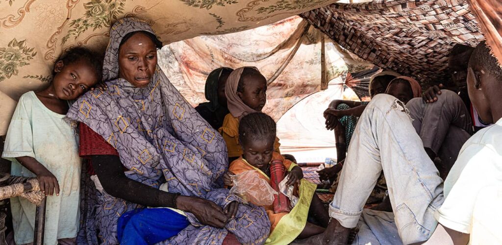 Oost-Tsjaad: dagelijks steken duizenden nieuwe Soedanese vluchtelingen de grens over, terwijl hulporganisaties hun best doen om iedereen bij te staan.