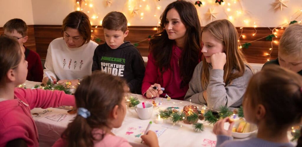 Ambassadeur Jill tekent met kinderen op een opvanglocatie Rode Kruis