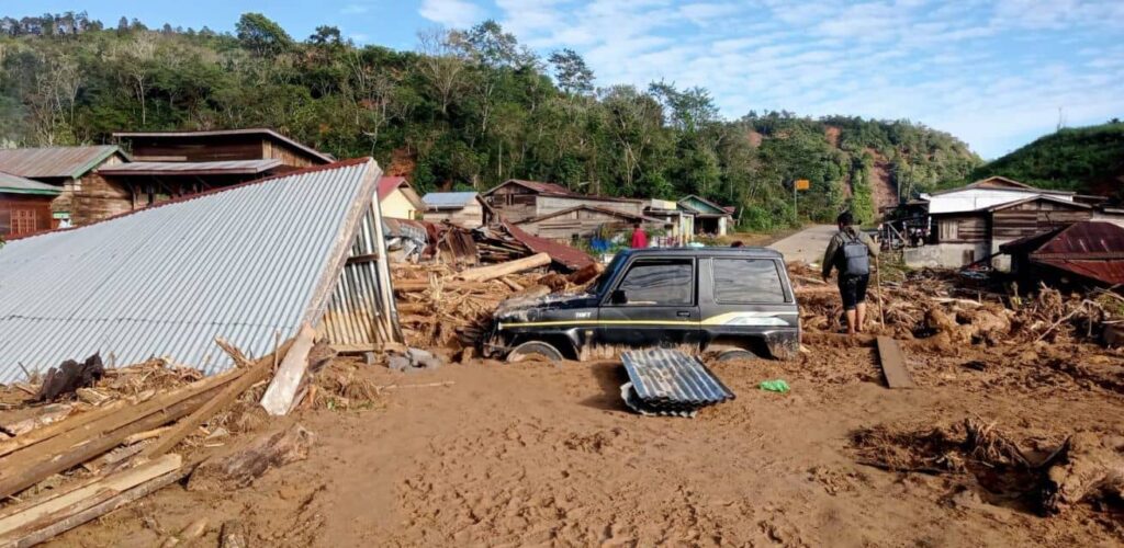 Bener Meriah, Atjeh (Indonesië). Hele straten en huizen zijn weggevaagd door de overstromingen. Veel mensen zitten vast in het gebied.
