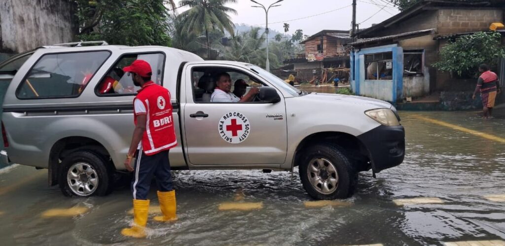 Door aanhoudende, hevige regenval staat de stad Ratnapura in Sri Lanka onder water en zijn op meerdere plaatsen aardverschuivingen ontstaan