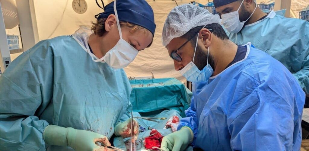 Geertje werkt nauw samen met de collega's van de Palestijnse Rode Halve Maan. Dagelijks voerde Geertje samen met hen levensreddende operaties uit