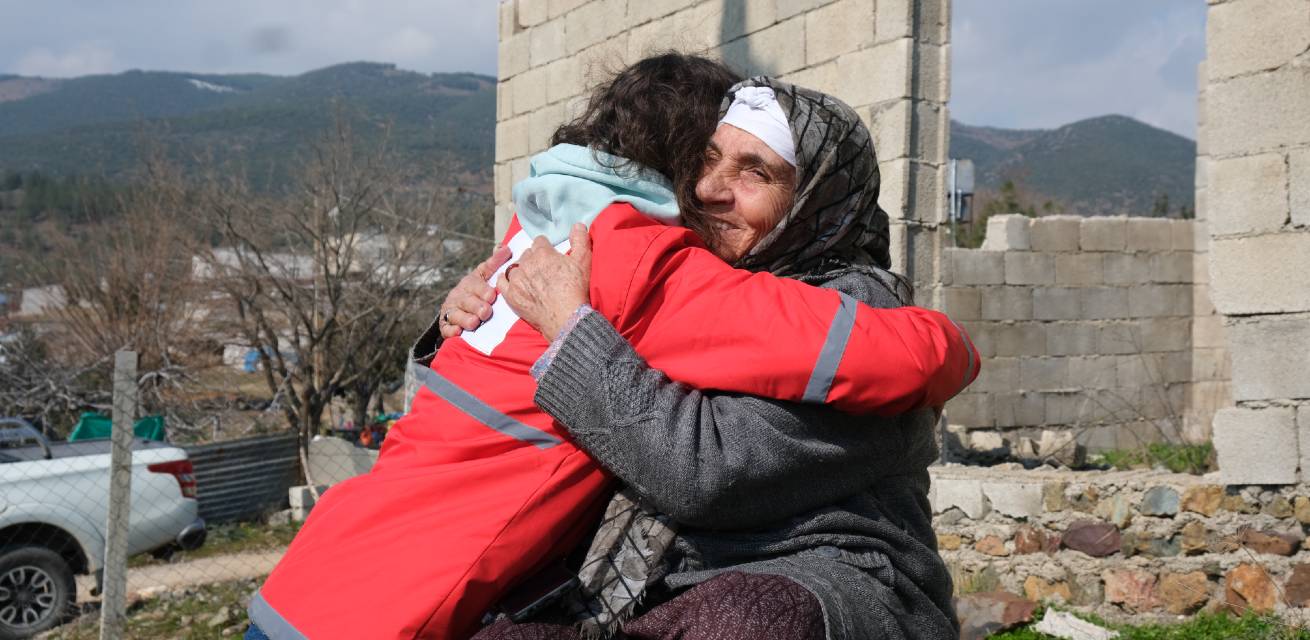 Medewerker van de Turkse Rode Halve Maan Tuba Balcikli, spreekt met Elif pagina nalatenschappen