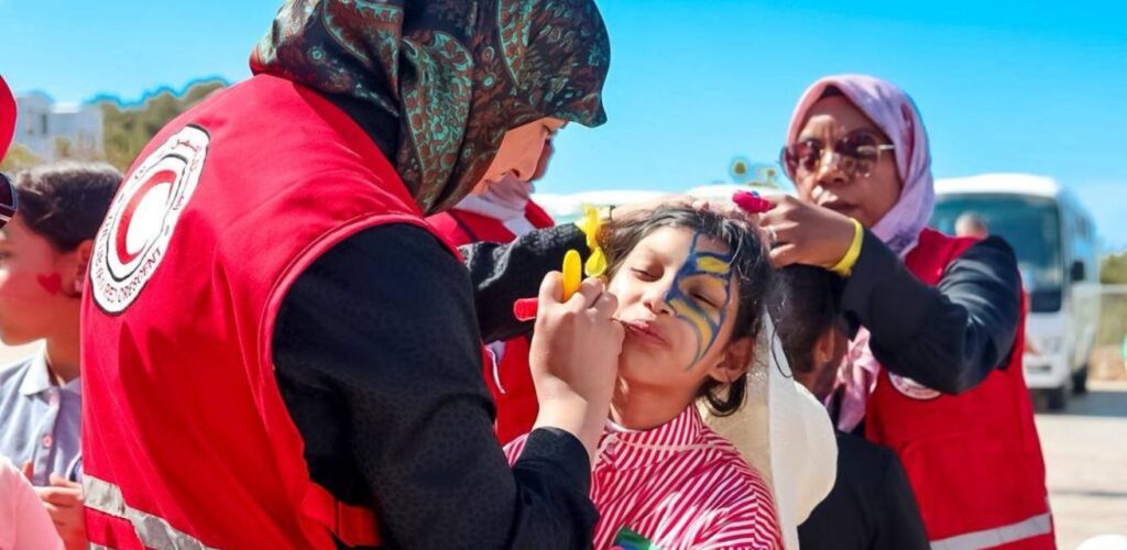 Kinderen in Libië worden geholpen door Rode Kruis-vrijwilligers om de spanning en stress weg te nemen na de overstromingen in het land.