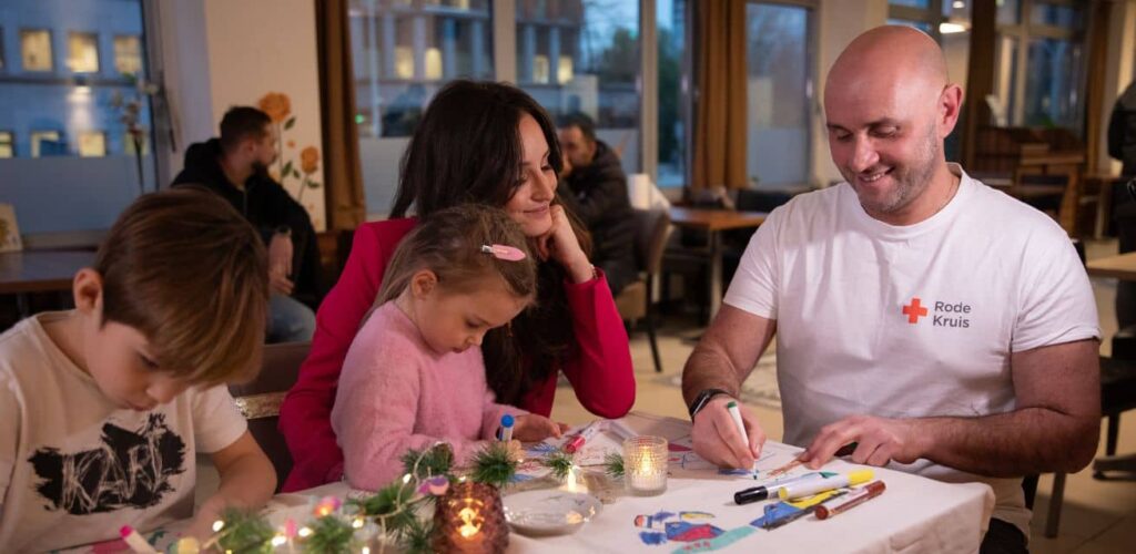 Rode Kruis hulpverlener tekent met kinderen uit de Oekraine opvanglocatie en Ambassadeur Jill