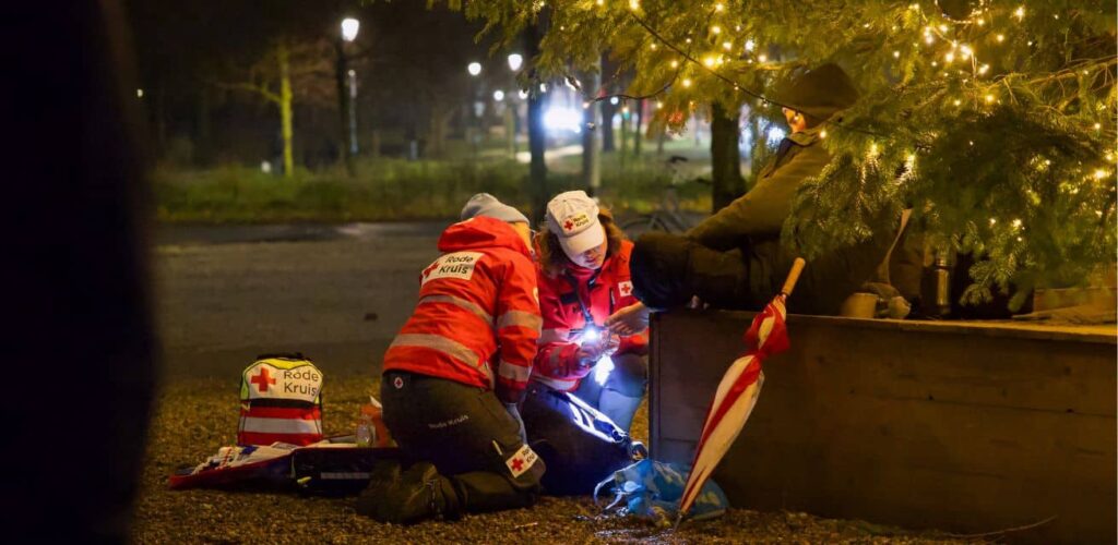 Rode Kruis-hulpverleners verzorgen voet.